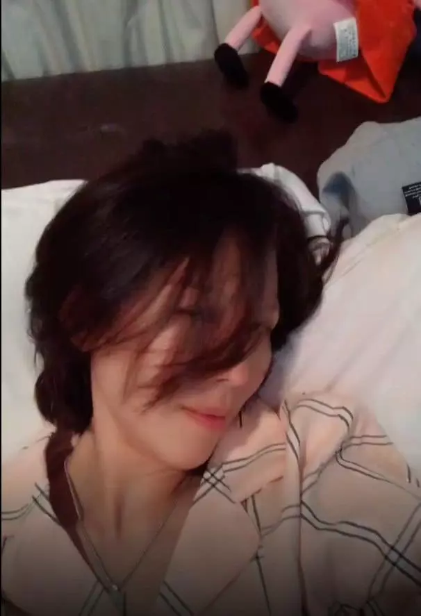 蔡少芬洗完澡曬自拍,身後物品意外入鏡,看清後網友瞬間炸了!