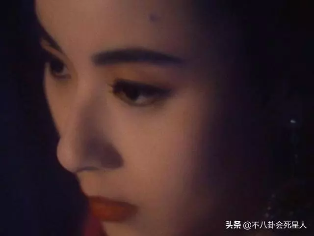 她顏值擊敗邱淑貞,劉德華都看呆,今55歲,一雙電眼太迷人