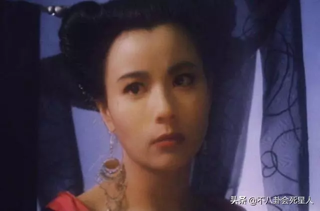 她顏值擊敗邱淑貞,劉德華都看呆,今55歲,一雙電眼太迷人