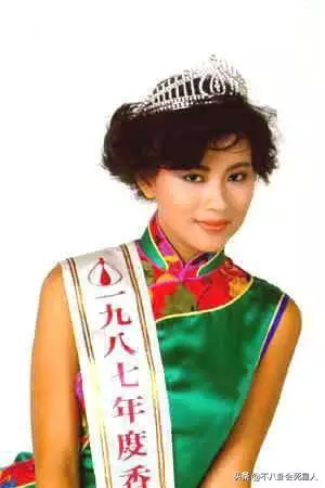 她顏值擊敗邱淑貞,劉德華都看呆,今55歲,一雙電眼太迷人