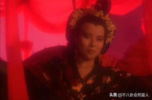 她顏值擊敗邱淑貞,劉德華都看呆,今55歲,一雙電眼太迷人