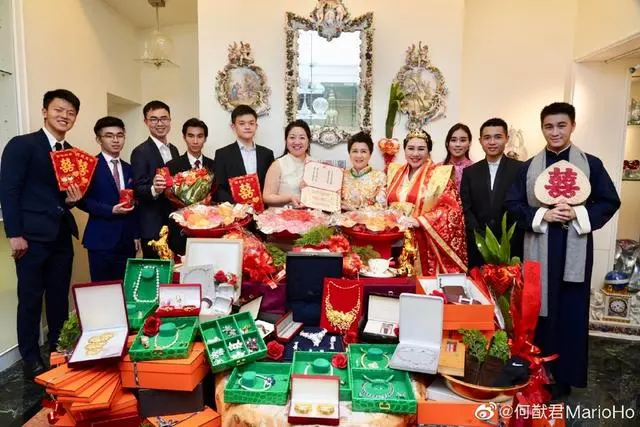 賭王女兒何超盈挺大肚過大禮,奚夢瑤遮肚子的這個舉動更引人注目!