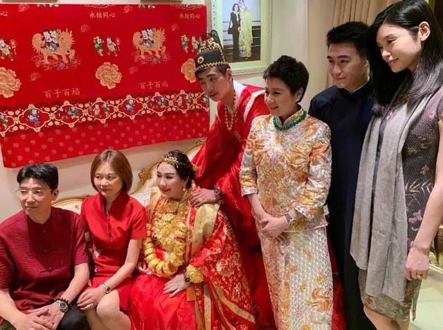 賭王女兒何超盈挺大肚過大禮,奚夢瑤遮肚子的這個舉動更引人注目!