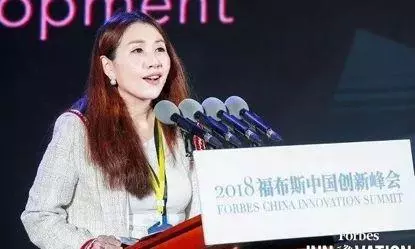 賭王女兒何超盈挺大肚過大禮,奚夢瑤遮肚子的這個舉動更引人注目!