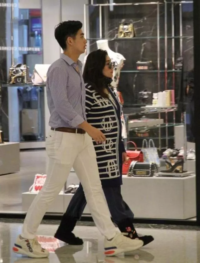 賭王女兒何超盈挺大肚過大禮,奚夢瑤遮肚子的這個舉動更引人注目!