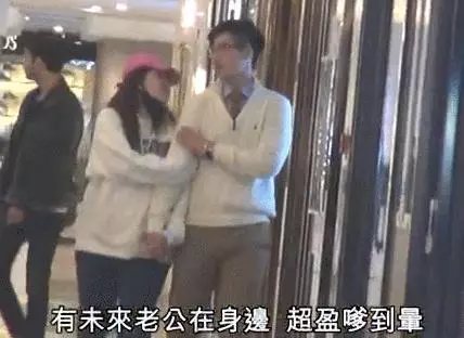 賭王女兒何超盈挺大肚過大禮,奚夢瑤遮肚子的這個舉動更引人注目!