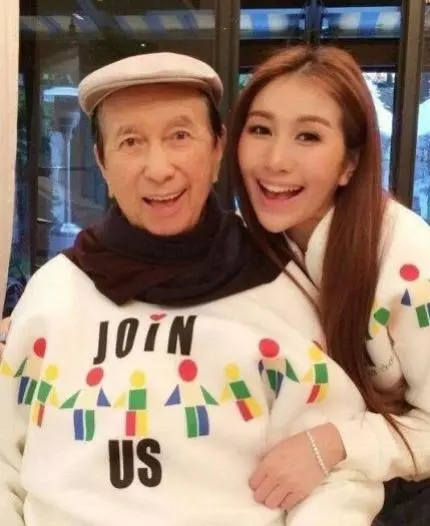 賭王女兒何超盈挺大肚過大禮,奚夢瑤遮肚子的這個舉動更引人注目!
