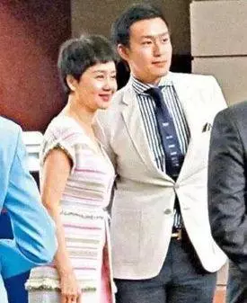 賭王女兒何超盈挺大肚過大禮,奚夢瑤遮肚子的這個舉動更引人注目!