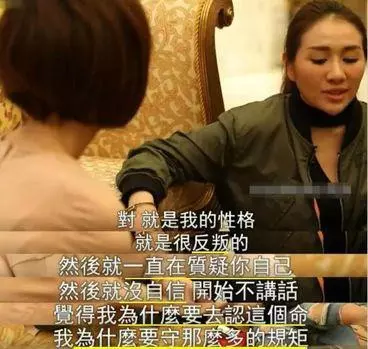 賭王女兒何超盈挺大肚過大禮,奚夢瑤遮肚子的這個舉動更引人注目!