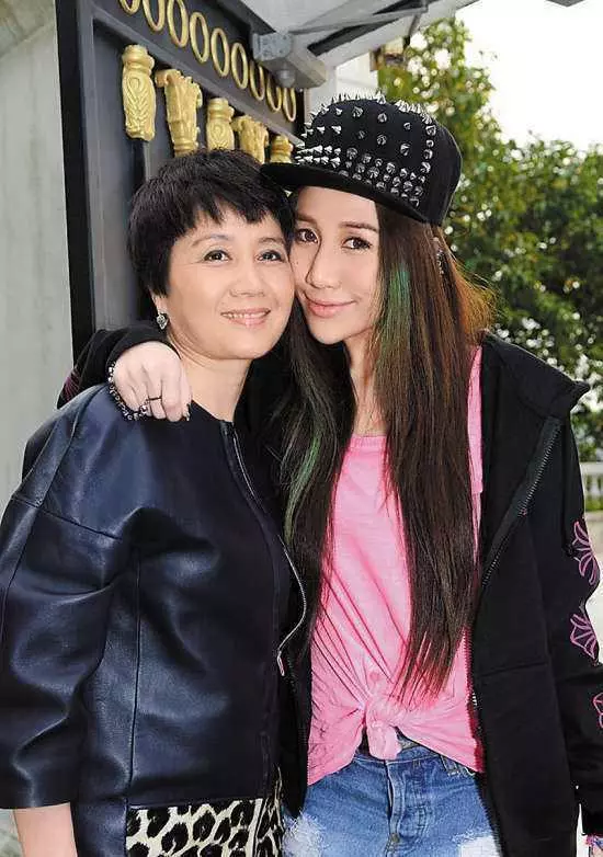 賭王女兒何超盈挺大肚過大禮,奚夢瑤遮肚子的這個舉動更引人注目!