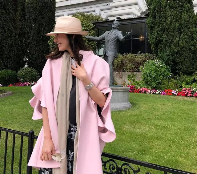 炫富還是曬照?李嘉欣分享電梯美照,無意曝光所居豪宅有8層高!