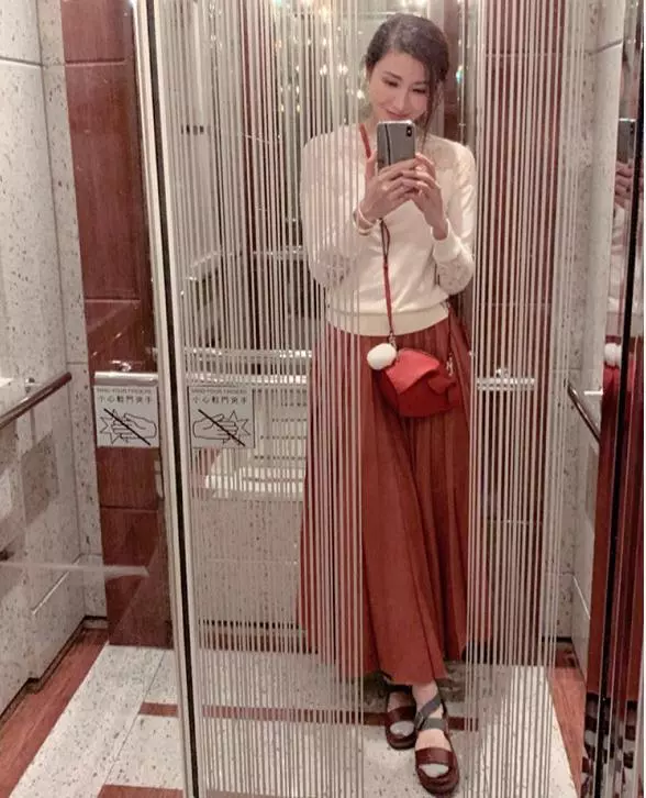 炫富還是曬照?李嘉欣分享電梯美照,無意曝光所居豪宅有8層高!