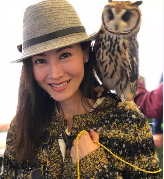 炫富還是曬照?李嘉欣分享電梯美照,無意曝光所居豪宅有8層高!