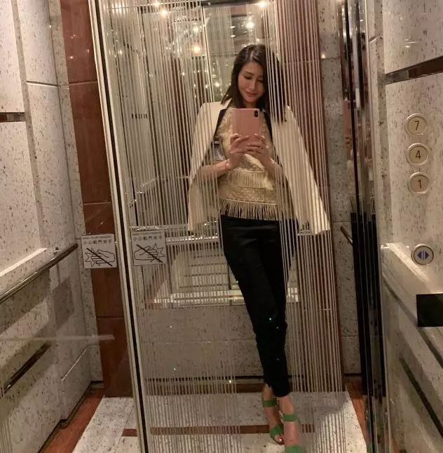 炫富還是曬照?李嘉欣分享電梯美照,無意曝光所居豪宅有8層高!