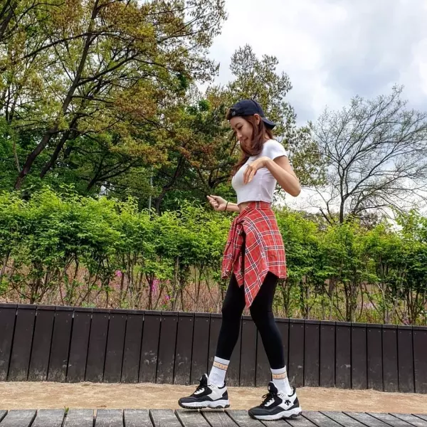 以為18歲少女!42歲辣媽「清晰11字馬甲線」爆紅 公開秘訣:在家就能瘦