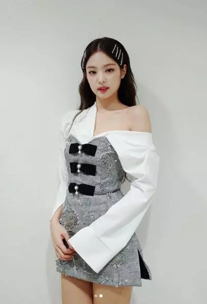 低頭族必看:懶人3部曲輕易改善圓肩駝背,還能打造Jennie同款的完美「直角肩」!歐尼氣質背影殺easy get~