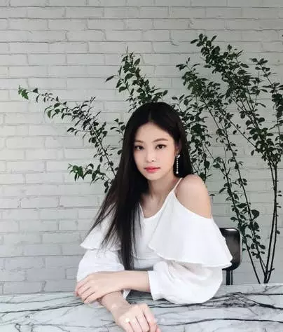 低頭族必看:懶人3部曲輕易改善圓肩駝背,還能打造Jennie同款的完美「直角肩」!歐尼氣質背影殺easy get~