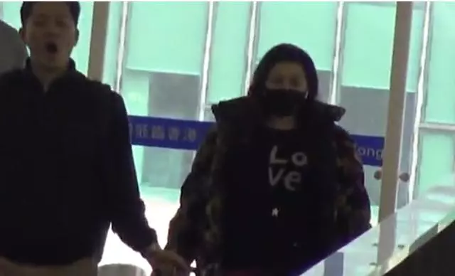 奚夢瑤參加何超盈訂婚儀式長圍巾遮肚,被調侃:看到你結婚的場景