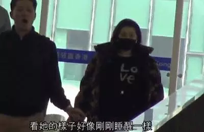 奚夢瑤參加何超盈訂婚儀式長圍巾遮肚,被調侃:看到你結婚的場景