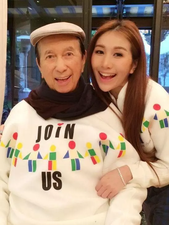 奚夢瑤參加何超盈訂婚儀式長圍巾遮肚,被調侃:看到你結婚的場景