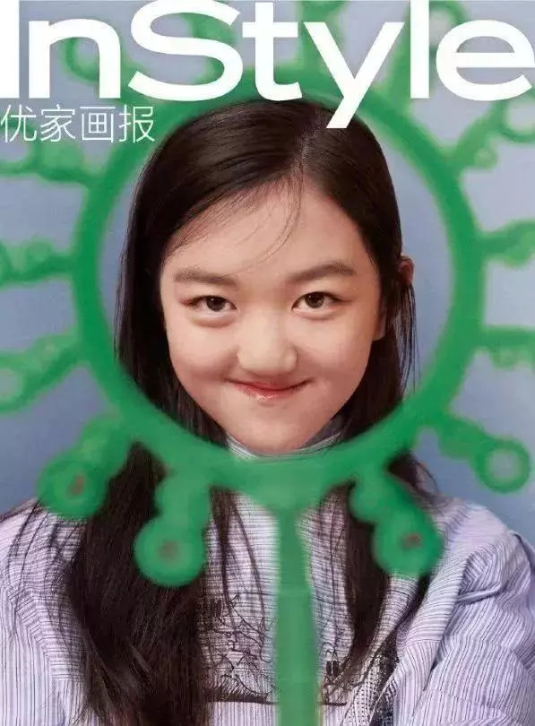 王菲12歲女兒李嫣近照曝光被嫌丑,她大方回應:「我覺得自己真的很美!」