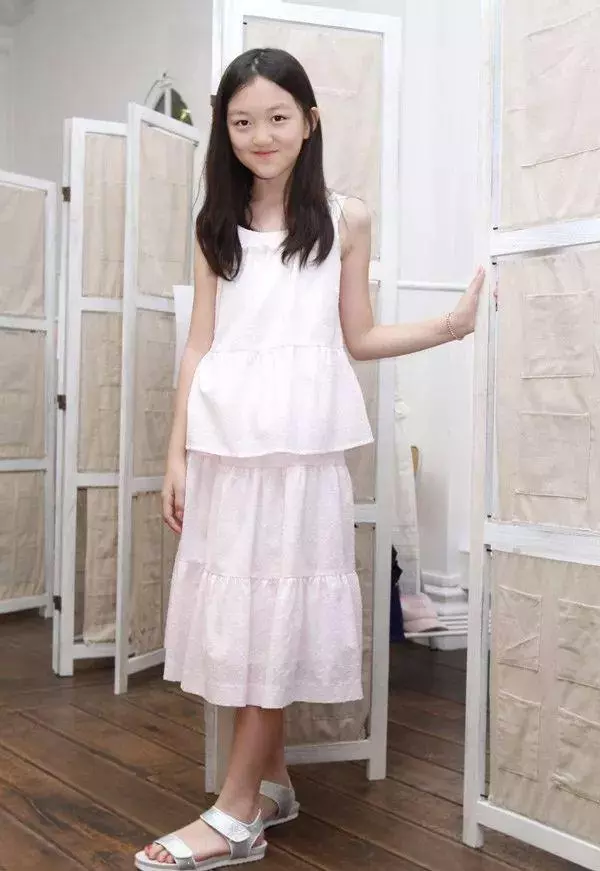 王菲12歲女兒李嫣近照曝光被嫌丑,她大方回應:「我覺得自己真的很美!」