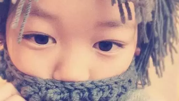 王菲12歲女兒李嫣近照曝光被嫌丑,她大方回應:「我覺得自己真的很美!」