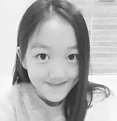 王菲12歲女兒李嫣近照曝光被嫌丑,她大方回應:「我覺得自己真的很美!」