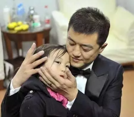 王菲12歲女兒李嫣近照曝光被嫌丑,她大方回應:「我覺得自己真的很美!」