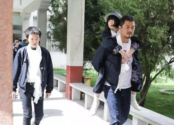 王菲12歲女兒李嫣近照曝光被嫌丑,她大方回應:「我覺得自己真的很美!」