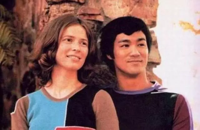 功夫巨星李小龍去世後,他的妻子琳達卻嫁給了他的徒弟
