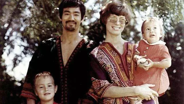 功夫巨星李小龍去世後,他的妻子琳達卻嫁給了他的徒弟