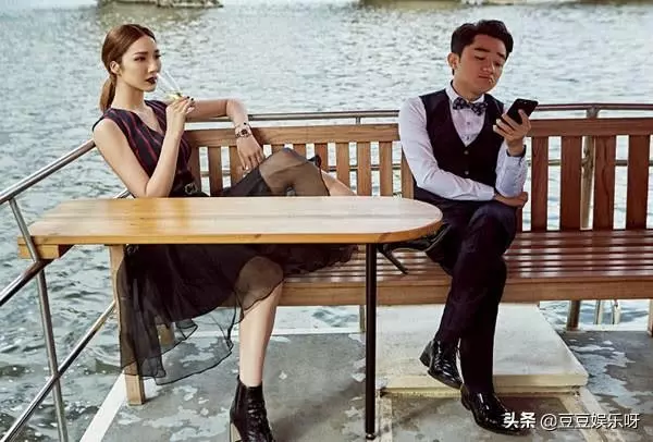 王祖藍帶老婆巴塞羅那度假,兩人互摟超恩愛,李亞男大長腿太搶鏡