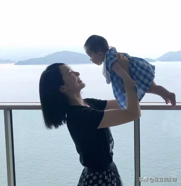 王祖藍帶老婆巴塞羅那度假,兩人互摟超恩愛,李亞男大長腿太搶鏡
