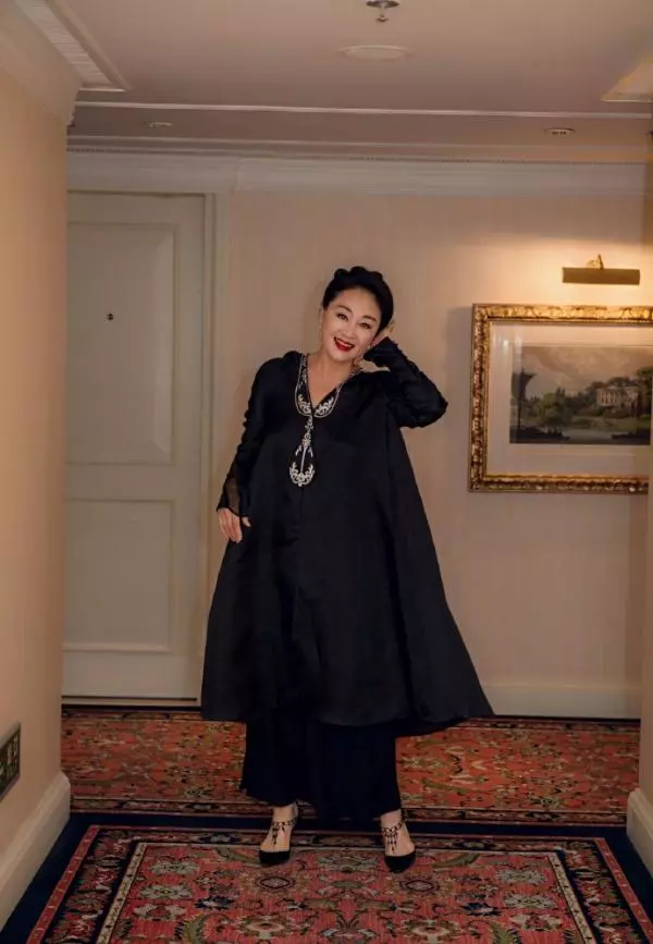 57歲王姬保養的太好了!一點不輸女兒,與女兒同框好似孿生姐妹
