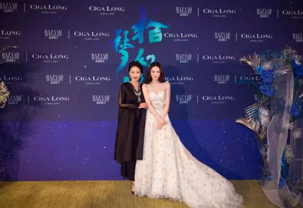 57歲王姬保養的太好了!一點不輸女兒,與女兒同框好似孿生姐妹
