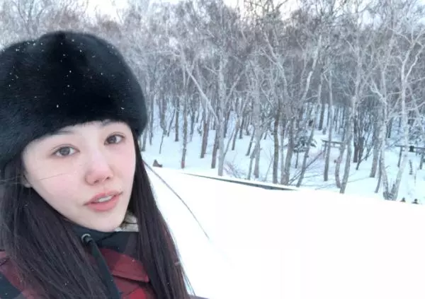 57歲王姬保養的太好了!一點不輸女兒,與女兒同框好似孿生姐妹