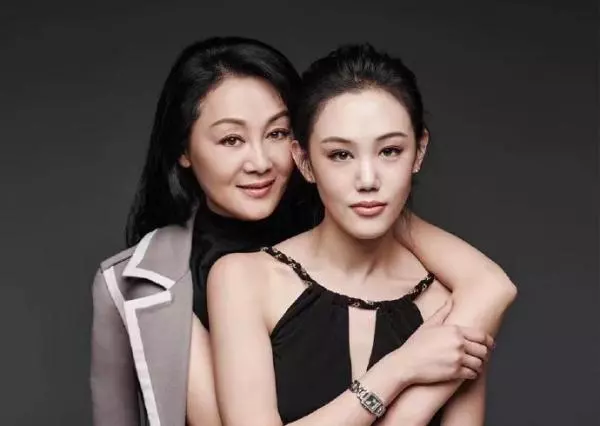 57歲王姬保養的太好了!一點不輸女兒,與女兒同框好似孿生姐妹