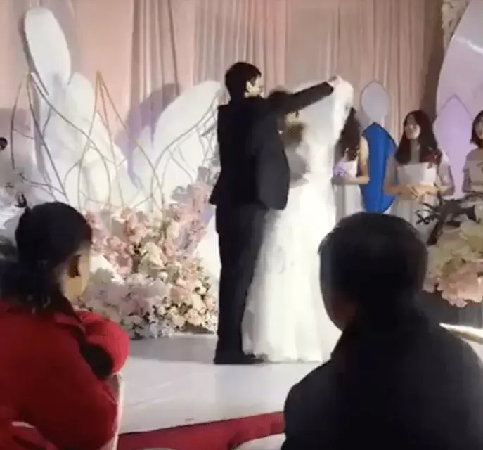 實在找不到伴娘了!新郎邀請高中同學當伴娘,秒變全場焦點!新娘看到笑不停:這婚怎麼結啊!