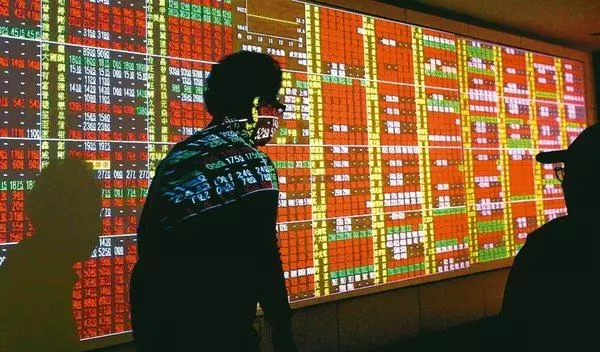 他存股十年只買「金融股」 等同每月加薪6.8萬資產破千萬