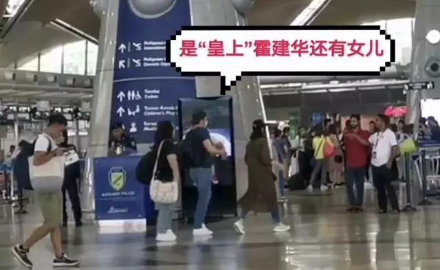 霍建華女兒首曝光,抱著小海豚父愛滿滿!網友:還是喜歡這樣的他