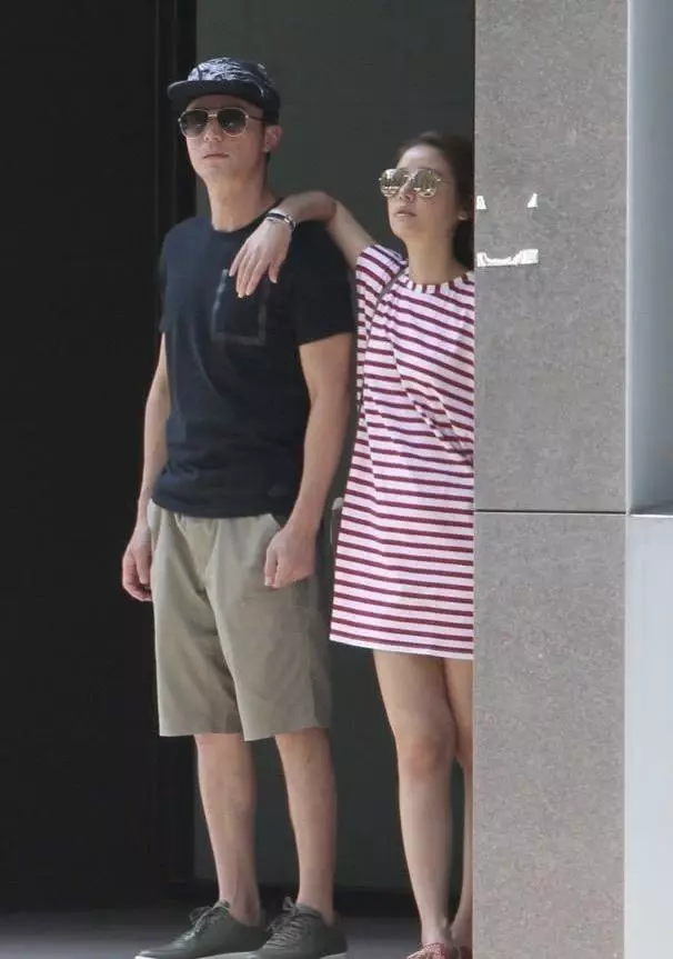 霍建華女兒首曝光,抱著小海豚父愛滿滿!網友:還是喜歡這樣的他
