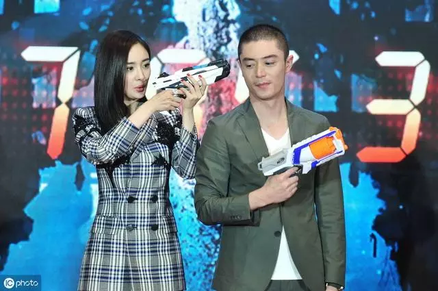 霍建華女兒首曝光,抱著小海豚父愛滿滿!網友:還是喜歡這樣的他