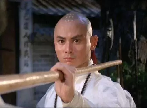 他與成龍同時走紅,曾是一代功夫巨星,如今63歲瘦到不敢認