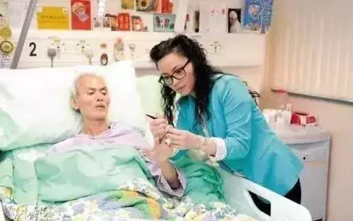 他與成龍同時走紅,曾是一代功夫巨星,如今63歲瘦到不敢認