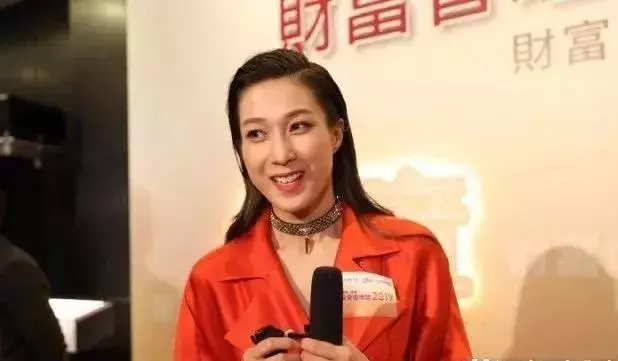 鍾嘉欣帶子女回港要父母幫忙 ,嘉欣直言一個人帶兩個小孩真得搞不掂,真羨慕好姐妹可以一拖三