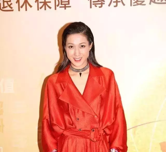 鍾嘉欣帶子女回港要父母幫忙 ,嘉欣直言一個人帶兩個小孩真得搞不掂,真羨慕好姐妹可以一拖三