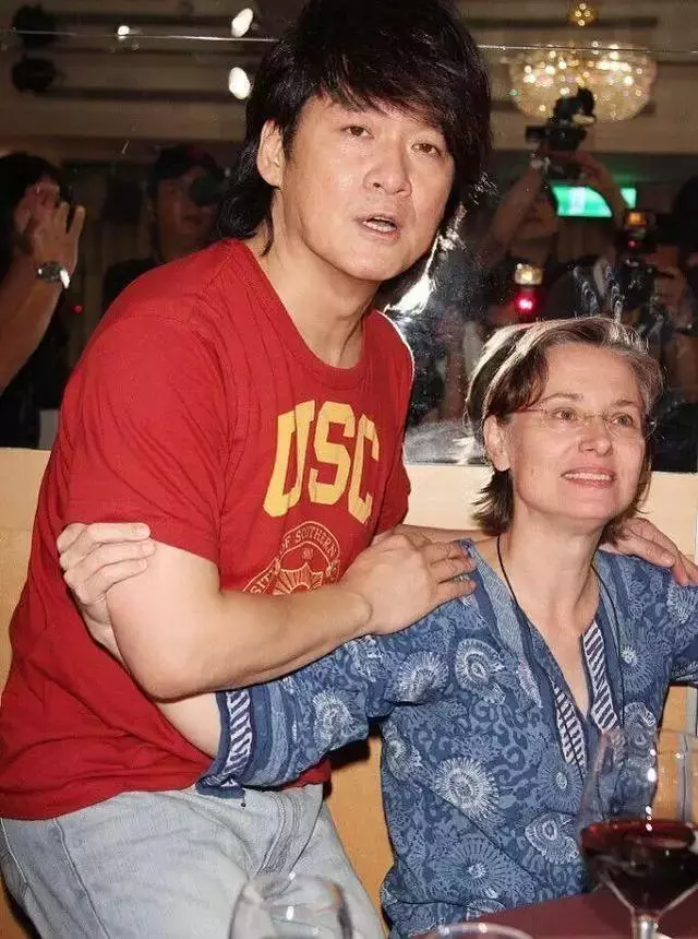 一封離婚協議書喚醒了他,周華健對愛妻不離不棄:這輩子與妳在一起是我最大的幸福!
