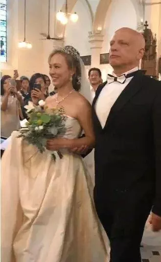 恭喜!已故巨星劉家良55歲遺孀舉行盛大婚禮,場面可謂是十分隆重熱鬧,但是兩個女兒均沒到場祝賀!
