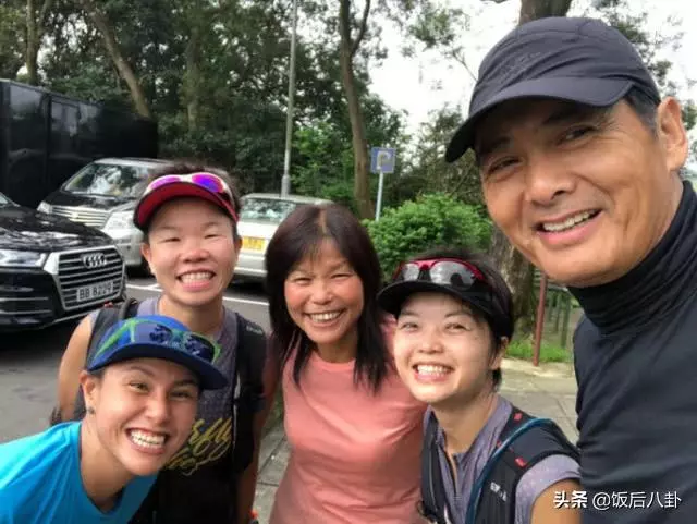 周潤髮帶領眾港星去爬山,63歲米雪與69歲鮑起靜同框似母女!